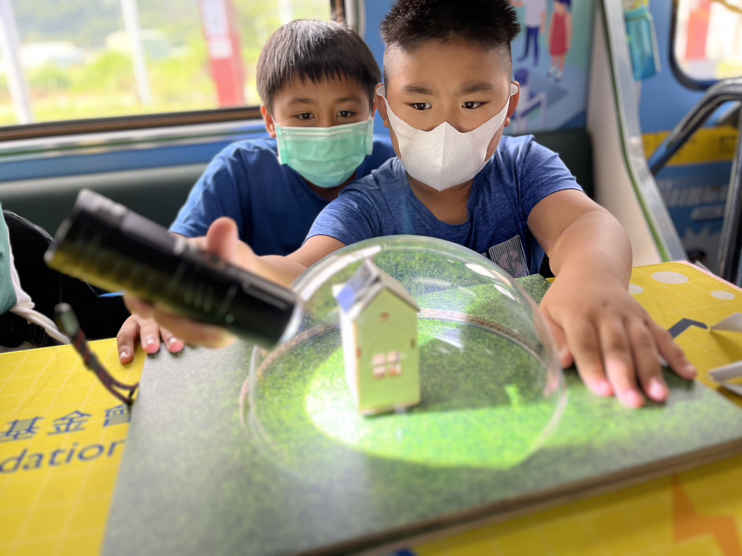 G22恒峰參與基礎科學主題車廂，以STEAM教學精神，設計「逐日科學家」、「太陽能工程師」以及「淨零建築師」三大能源科普課程和實驗